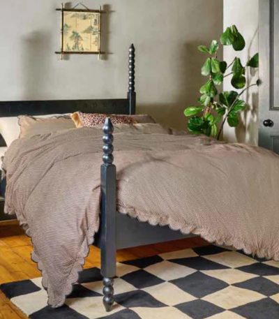 Heritage Bobbin Bed – king-size solid wood bed with classic bobbin turned posts