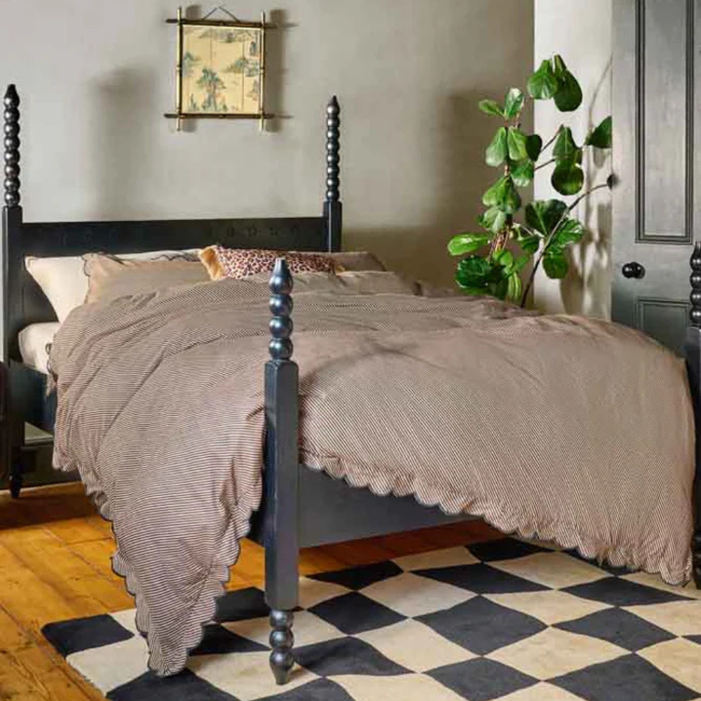 Heritage Bobbin Bed – king-size solid wood bed with classic bobbin turned posts